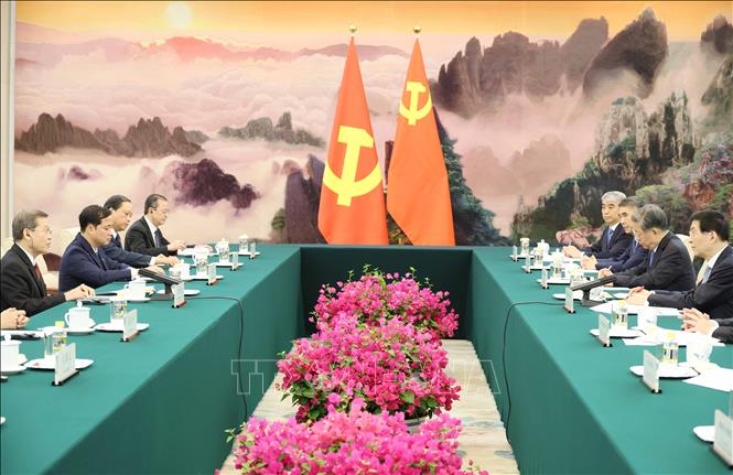 Đồng chí Lê Minh Trí (trái) hội kiến đồng chí Vương Hộ Ninh. Ảnh: Công Tuyên-PV TTXVN tại Trung Quốc