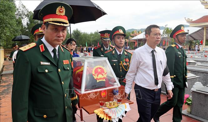 Truy điệu, an táng 5 hài cốt liệt sĩ được tìm thấy tại hang Đá Sập. Ảnh: Trần Tĩnh - TTXVN