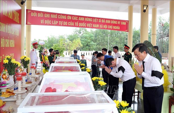 Truy điệu, an táng 5 hài cốt liệt sĩ được tìm thấy tại hang Đá Sập. Ảnh: Trần Tĩnh - TTXVN