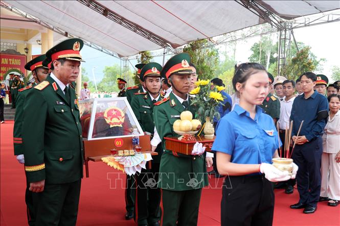 Truy điệu, an táng 5 hài cốt liệt sĩ được tìm thấy tại hang Đá Sập. Ảnh: Trần Tĩnh - TTXVN