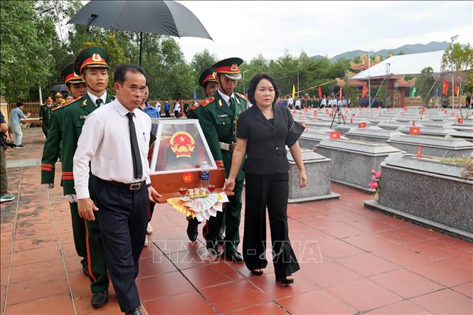 Truy điệu, an táng 5 hài cốt liệt sĩ được tìm thấy tại hang Đá Sập. Ảnh: Trần Tĩnh - TTXVN