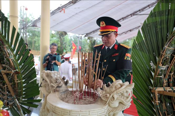 Truy điệu, an táng 5 hài cốt liệt sĩ được tìm thấy tại hang Đá Sập. Ảnh: Trần Tĩnh - TTXVN