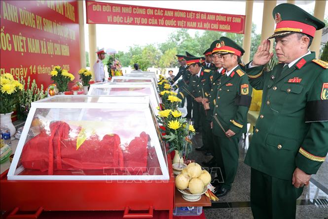 Truy điệu, an táng 5 hài cốt liệt sĩ được tìm thấy tại hang Đá Sập. Ảnh: Trần Tĩnh - TTXVN
