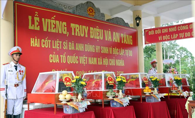 Truy điệu, an táng 5 hài cốt liệt sĩ được tìm thấy tại hang Đá Sập. Ảnh: Trần Tĩnh - TTXVN