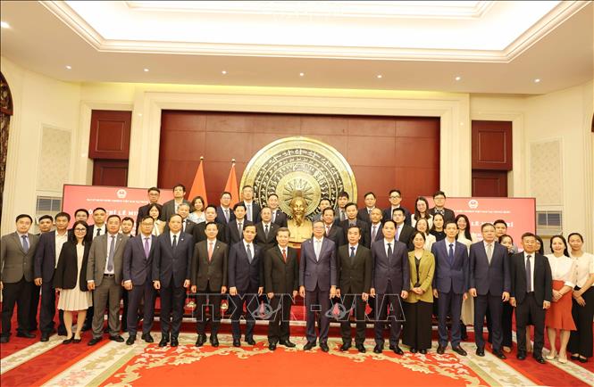 Đồng chí Lê Minh Trí và các thành viên trong đoàn công tác chụp ảnh lưu niệm cùng lãnh đọa và cán bộ, nhân viên Đại sứ quán Việt Nam tại Trung Quốc. Ảnh: Công Tuyên-PV TTXVN tại Trung Quốc