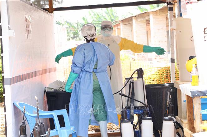 Nhân viên y tế thực hiện khử trùng tại trung tâm điều trị Ebola ở tỉnh Ituri, CHDC Congo. Ảnh: THX/TTXVN phát
