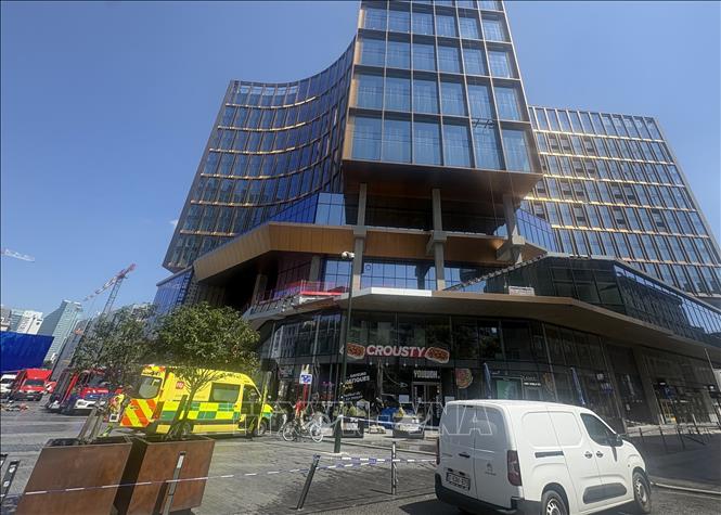 Hiện trường vụ cháy tại tòa nhà OXY ở Brussels, Bỉ ngày 14/7/2026. Ảnh: THX/TTXVN phát