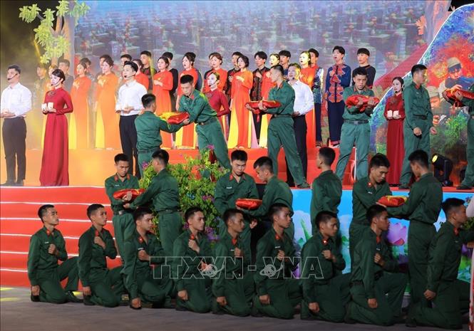 Tiết mục tri ân các Anh hùng, liệt sĩ tại chương trình. Ảnh: Hoàng Hiếu - TTXVN