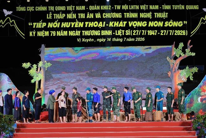 Tiết mục văn nghệ biểu diễn tại chương trình. Ảnh: Hoàng Hiếu - TTXVN