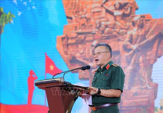 Thượng tướng Lê Quang Minh, Phó Chủ nhiệm Tổng cục Chính trị Quân đội nhân dân Việt Nam lên phát biểu chỉ đạo chương trình. Ảnh: Hoàng Hiếu - TTXVN