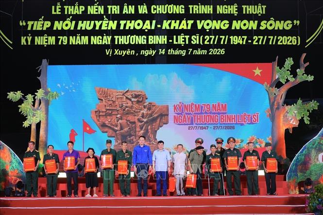 Tặng quà cho đối tượng chính sách tại chương trình. Ảnh: Hoàng Hiếu - TTXVN