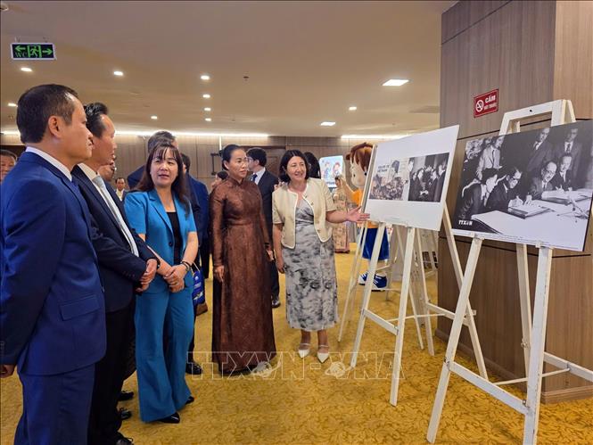 Đại biểu hai nước tham quan triển lãm ảnh giới thiệu chặng đường 55 năm quan hệ ngoại giao Việt Nam - Chile. Ảnh: Trần Lê Lâm - TTXVN 