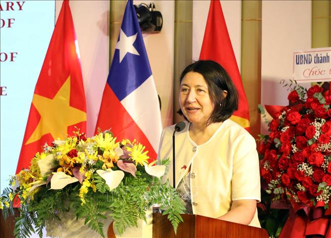 Đại sứ Đặc mệnh toàn quyền Cộng hòa Chile tại Việt Nam Nasly Isabel Bernal Prado phát biểu tại lễ kỷ niệm. Ảnh: Trần Lê Lâm - TTXVN 
