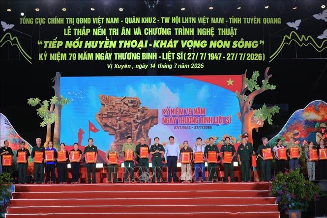 Đồng chí Thiếu tướng Nguyễn Hồng Thái, Phó Chính uỷ Quân khu 2 tặng quà đối tượng chính sách tại chương trình. Ảnh: Hoàng Hiếu - TTXVN