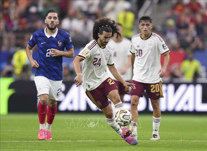 Hậu vệ Marc Cucurella (giữa) của đội tuyển Tây Ban Nha tranh bóng trong trận bán kết giữa đội tuyển Pháp. Ảnh THX/TTXVN phát