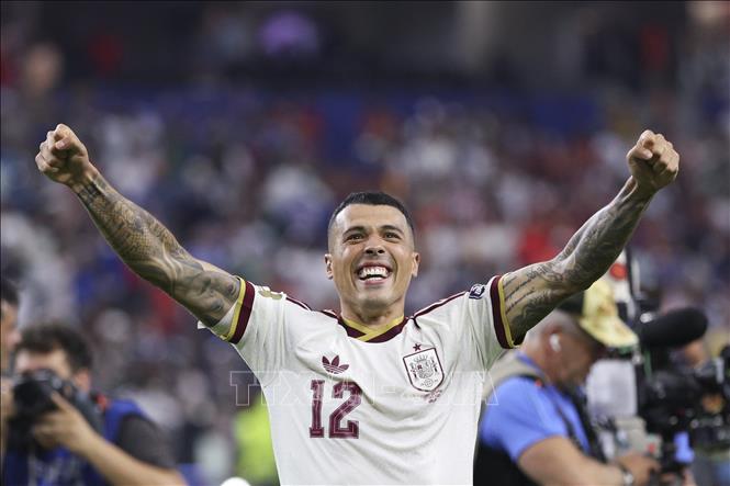 Hậu vệ tuyển Tây Ban Nha Pedro Porro ăn mừng bàn thắng ấn định tỷ số 2-0 cho đội nhà. Ảnh: THX/TTXVN phát