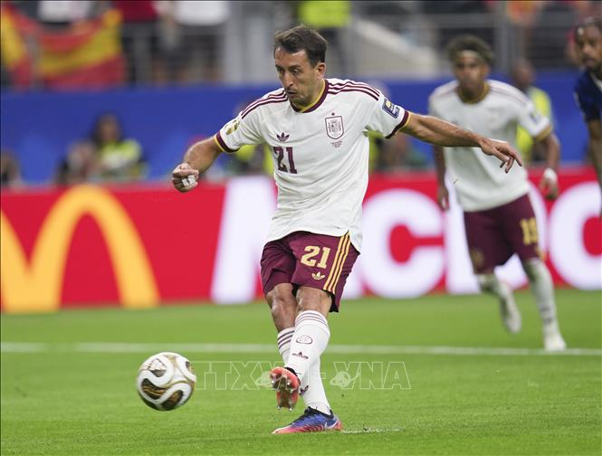 Mikel Oyarzabal lạnh lùng đánh bại thủ môn Pháp trên chấm 11m, đưa Tây Ban Nha vượt lên dẫn trước 1-0. Ảnh: THX/TTXVN phát
