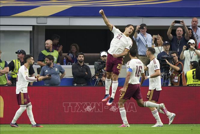 Tiền đạo Tây Ban Nha Mikel Oyarzabal (số 21) ăn mừng cùng đồng đội bàn thắng mở tỷ số trận đấu trước tuyển Pháp. Ảnh: THX/TTXVN phát