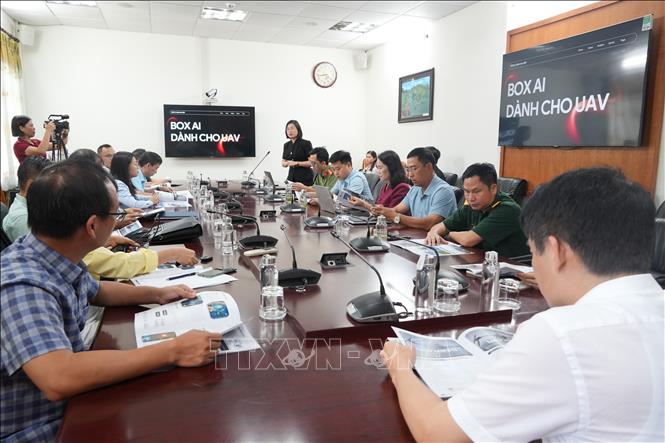 Các đại biểu nghe giới thiệu về BOX AI dành cho UAV. Ảnh: Tiến Vĩnh –TTXVN 