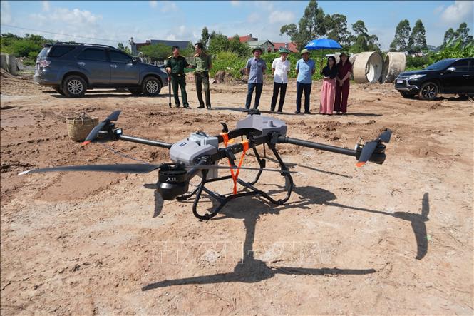 UAV được thử nghiệm bay ngoài trời. Ảnh: Tiến Vĩnh –TTXVN