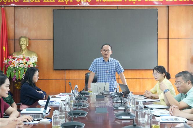 Phó Giám đốc Sở Khoa học và Công nghệ tỉnh Lạng Sơn Trần Hữu Giang đánh giá hiệu quả ứng dụng trí tuệ nhân tạo trong phục vụ quản lý, điều hành. Ảnh: Tiến Vĩnh –TTXVN 