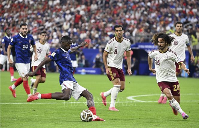 Tiền đạo Ousmane Dembele (trái, phía trước) tung cú dứt điểm về phía khung thành Tây Ban Nha nhưng không thể giúp Pháp tránh khỏi thất bại 0-2. Ảnh: THX/TTXVN phát