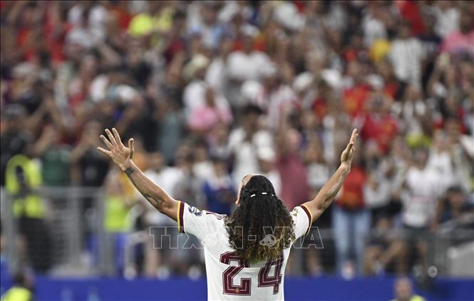 Hậu vệ Marc Cucurella tận hưởng niềm vui khi Tây Ban Nha đánh bại Pháp 2-0,  giành vé vào trận chung kết World Cup 2026. Ảnh: THX/TTXVN phát