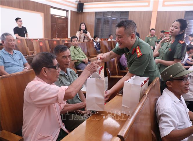 Đại tá Nguyễn Quốc Vương, Phó Giám đốc Công an tỉnh Bắc Ninh, thăm hỏi tặng quà tri ân người có công, thân nhân người có công với cách mạng. Ảnh: Danh Lam - TTXVN 