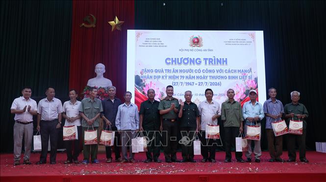 Đại tá Nguyễn Quốc Vương, Phó Giám đốc Công an tỉnh Bắc Ninh, thăm hỏi tặng quà tri ân người có công, thân nhân người có công với cách mạng. Ảnh: Danh Lam - TTXVN 