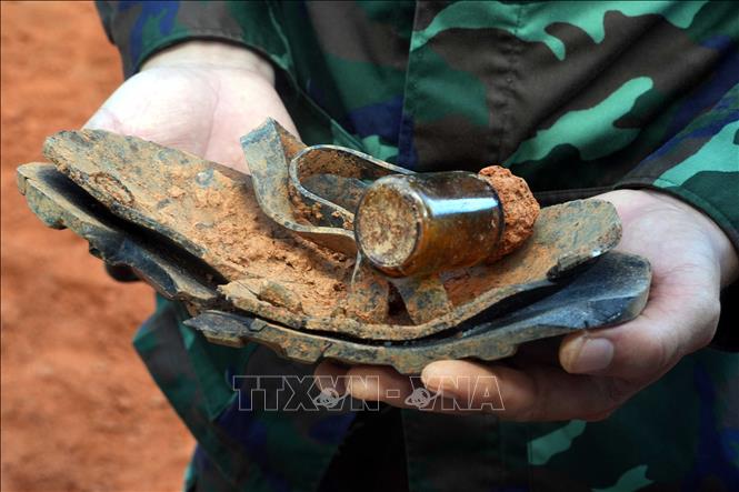 Wartime relics are found during a search at Cha Ly creek in Khe Sanh commune, the central province of Khe Sanh. VNA Photo