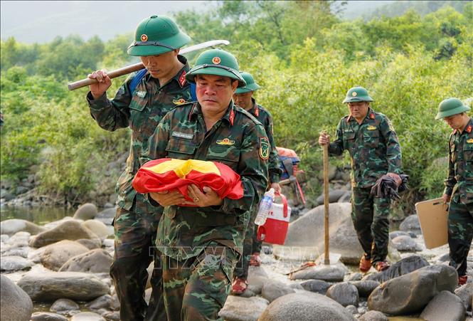 Search teams are racing against time to bring home fallen soldiers' remains. VNA Photo