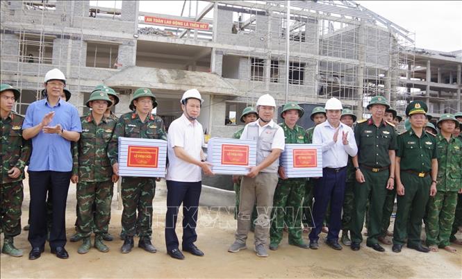Phó Thủ tướng Lê Tiến Châu tặng quà động viên các đơn vị tham gia xây dựng trường biên giới tại xã A Lưới 4, thành phố Huế. Ảnh: Văn Dũng-TTXVN