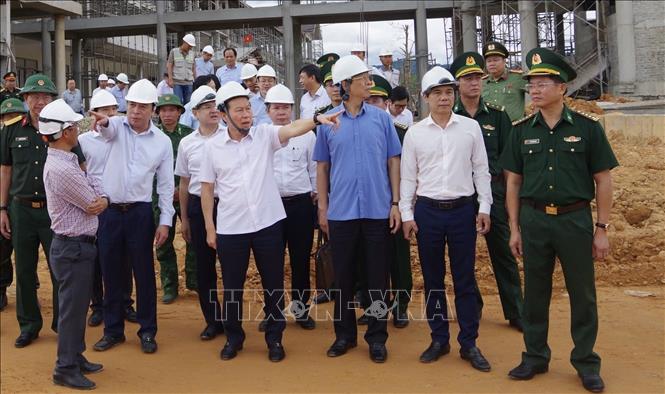 Phó Thủ tướng Lê Tiến Châu chỉ đạo các đơn vị tham gia xây dựng trường biên giới tại xã A Lưới 4, thành phố Huế đẩy nhanh tiến độ. Ảnh: Văn Dũng-TTXVN