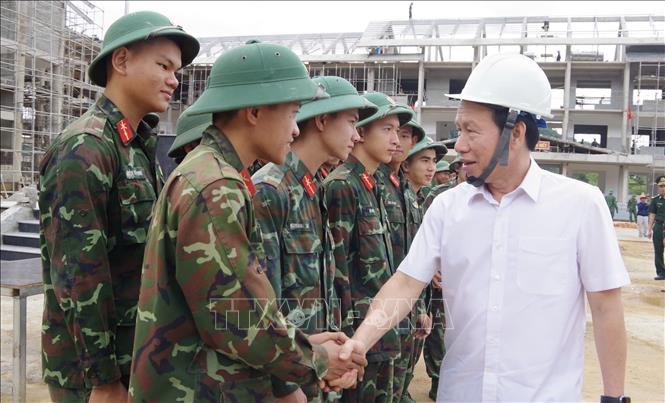 Phó Thủ tướng Lê Tiến Châu động viên các chiến sĩ tham gia xây dựng trường biên giới tại xã A Lưới 4, thành phố Huế. Ảnh: Văn Dũng-TTXVN