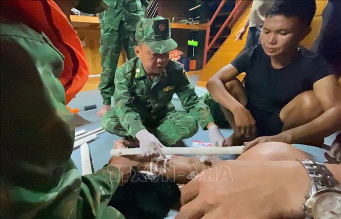 Ngư dân Trần Huy Biên được cán bộ chiến sĩ Đồn Biên phòng Quỳnh Thuận, Bộ đội Biên phòng Nghệ An, cứu hộ, đưa vào bờ cấp cứu an toàn. Ảnh: TTXVN phát
