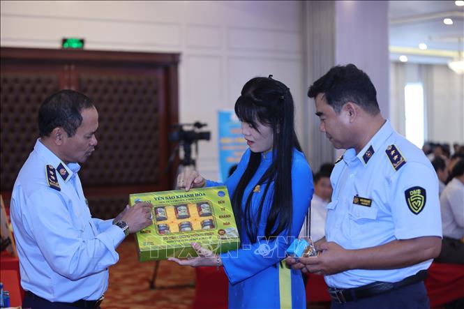 Chi cục trưởng Chi cục Quản lý thị trường Khánh Hòa kiểm tra, nhận diện sản phẩm Yến sào Khánh Hòa chính hãng tại khu vực trưng bày bên lề hội thảo. Ảnh: Đặng Tuấn - TTXVN