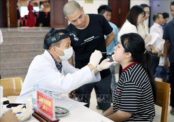 Sau khi được thăm khám, nhiều trẻ em có bệnh về răng hàm mặt nặng sẽ được điều trị, phẫu thuật ngay tại Bệnh viện Sản Nhi Phú Thọ. Ảnh: Tạ Toàn - TTXVN