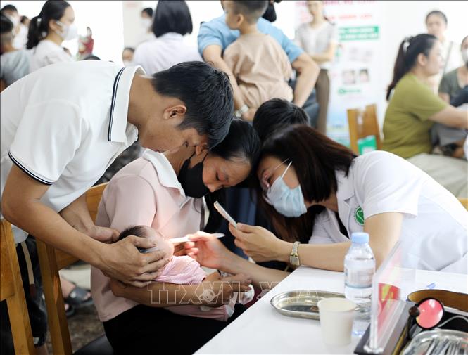 Nhiều trẻ em bị dị tật răng hàm mặt được các bác sĩ Trung ương thăm khám, tư vấn phương pháp điều trị tại Bệnh viện Sản Nhi Phú Thọ. Ảnh: Tạ Toàn - TTXVN