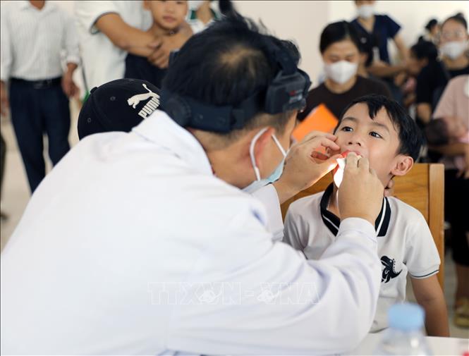 Nhiều trẻ em bị dị tật răng hàm mặt được các bác sĩ Trung ương thăm khám, tư vấn phương pháp điều trị tại Bệnh viện Sản Nhi Phú Thọ. Ảnh: Tạ Toàn - TTXVN