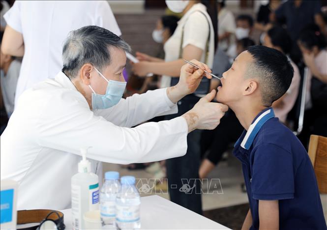 Nhiều trẻ em bị dị tật răng hàm mặt được các bác sĩ Trung ương thăm khám, tư vấn phương pháp điều trị tại Bệnh viện Sản Nhi Phú Thọ. Ảnh: Tạ Toàn - TTXVN