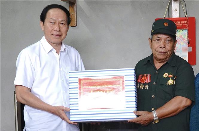 Đoàn công tác của Phó Thủ tướng Chính phủ đến thăm, tặng quà gia đình chính sách và Anh hùng Lực lượng vũ trang nhân dân trên địa bàn thành phố Huế. Ảnh: Văn Dũng-TTXVN