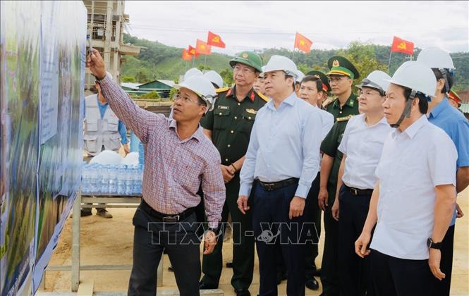 Phó Thủ tướng Lê Tiến Châu cùng Đoàn công tác kiểm tra tiến độ xây dựng Trường phổ thông nội trú liên cấp xã biên giới Huế. Ảnh: Văn Dũng-TTXVN