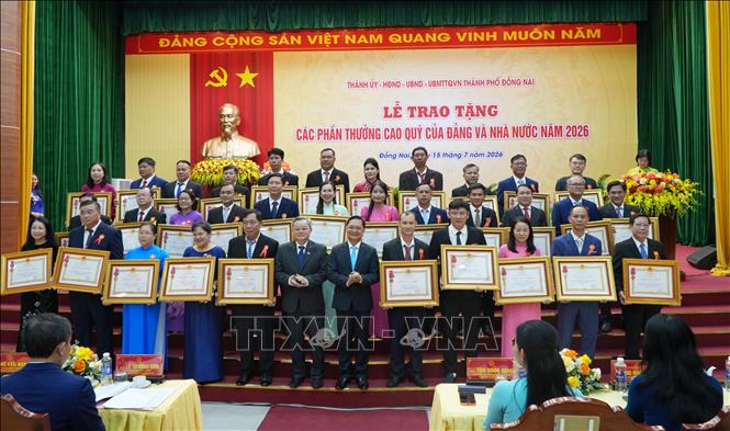 Các tập thể, cá nhân trên địa bàn thành phố Đồng Nai nhận phần thưởng cao quý của Đảng và Nhà nước năm 2026. Ảnh: Lê Xuân - TTXVN