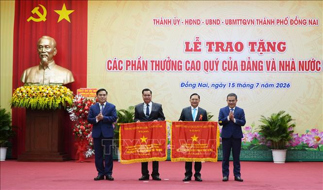 Tặng cờ thi đua của Chính Phủ cho các tập thể có thành tích xuất sắc. Ảnh: Lê Xuân - TTXVN