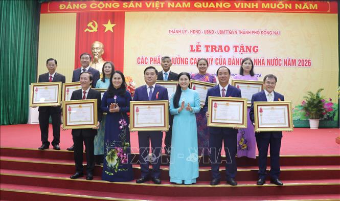 Các tập thể, cá nhân trên địa bàn thành phố Đồng Nai nhận phần thưởng cao quý của Đảng và Nhà nước năm 2026. Ảnh: Lê Xuân - TTXVN