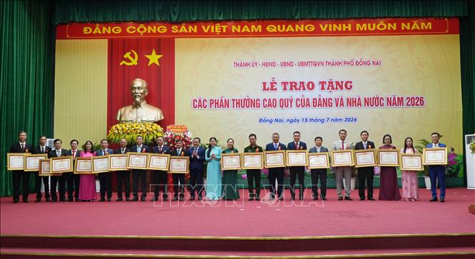 Tặng Bằng khen của Thủ tướng Chính phủ cho các cá nhân có thành tích xuất sắc. Ảnh: Lê Xuân-TTXVN