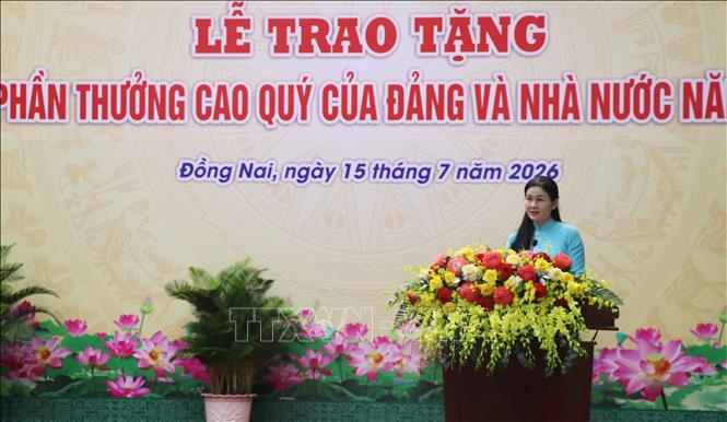 Đồng chí Tôn Ngọc Hạnh, Ủy viên Trung ương Đảng, Phó Bí thư Thường trực Thành ủy, Chủ tịch Hội đồng nhân dân thành phố Đồng Nai phát biểu tại lễ trao tặng. Ảnh: Lê Xuân - TTXVN