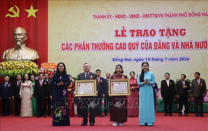 Trao tặng Huân chương Lao động hạng Ba cho các tập thể. Ảnh: Lê Xuân-TTXVN