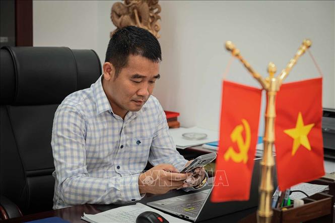 Theo đồng chí Nguyễn Duy Tư, điều ông trăn trở không phải là xây dựng hình ảnh cho riêng người đứng đầu, mà làm sao để mỗi người dân Vân Sơn đều biết sử dụng điện thoại, tự ghi lại những thước phim về quê hương và trở thành một “Đại sứ số”. Khi cảnh quan, nông sản và những câu chuyện bản Mường được chính người dân lan tỏa, du lịch sẽ có thêm sức sống, sản phẩm địa phương tiếp cận được nhiều khách hàng hơn và những cơ hội phát triển kinh tế cũng được mở ra ngay trên mảnh đất quê hương. Ảnh: Phạm Tuấn Anh - TTXVN