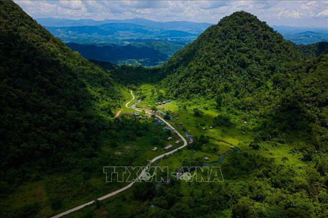 Bãi Pặng nhìn từ xa hiện lên giữa những dãy núi nối tiếp và thung lũng xanh của xã Vân Sơn, tạo nên một không gian rộng mở, yên bình, đậm nét đặc trưng của xứ Mường. Cảnh quan tự nhiên còn giữ được vẻ nguyên sơ là lợi thế để địa phương phát triển các sản phẩm du lịch sinh thái, trải nghiệm và khám phá cộng đồng. Ảnh: Phạm Tuấn Anh - TTXVN